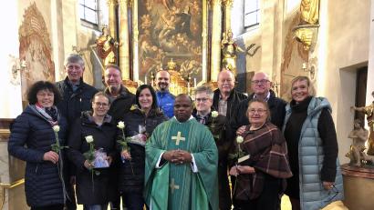 Bild: jow
Die Pfarrei Lintach gratuliert ihren Ehejubilaren (von links): Frieda und Manfred Erras (40 Jahre), Anja und Thomas Scharl (25 Jahre), Tanja und Robert Saller (25 Jahre), Pfarrer Moses Gudapati, Brigitte und Werner Donhauser (40 Jahre), Brigitta und Rudolf Kinzler (50 Jahre) sowie Pfarrgemeinderatssprecherin Waltraud Glöckner.