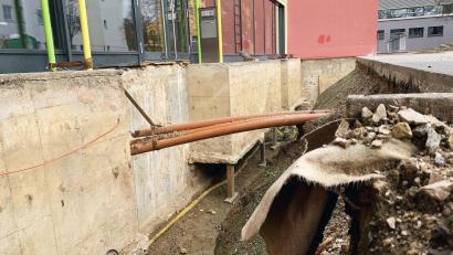 Bild: Gabi Schönberger
Ein tiefes Loch macht den Weg zum Haupteingang der Grundschule Neustadt derzeit unmöglich. Der Stadtrat beschloss, den Zugang nach der Sanierung der Außenmauer schnellstmöglich wieder herzustellen.