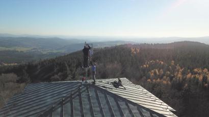 Bild: Hermann Markgraf/exb
Auf dem Dach des Böhmerwaldturms wird die neue Fahne montiert.