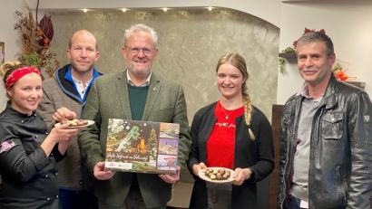 Bild: Maria Schuierer/exb
Ab sofort ist der Schwandorfer Adventskalender wieder erhältlich.