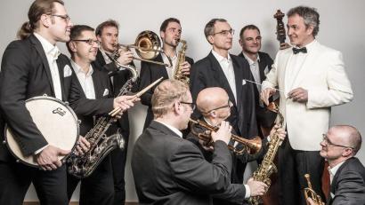 Bild: Revueorchester/exb
Max Barnabas und sein Revueorchester treten im Stadttheater auf.