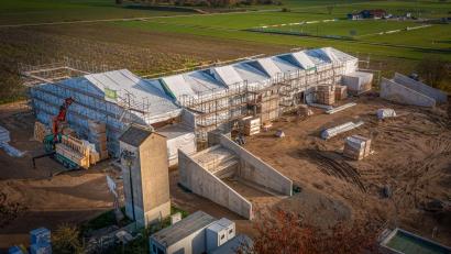 Bild: Bilderreise24/Architekturbüro Kraus/exb 
In Diendorf entsteht eine neue Kindertagesstätte für acht Gruppen. Der Holzbau, der sich hinter einer Bauhülle verbirgt, steht bereits.