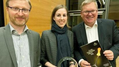 Bild: Michael Cerny/exb
Sie sind stolz über die Auszeichnung (von links): Walter Fischer, Kristallglasfabrik Amberg, die Leiterin des Stadtmuseums Amberg Julia Riß und Oberbürgermeister Michael Cerny.