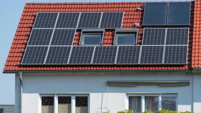 Symbolbild: Uwe Anspach/dpa-tmn
Bei der Installation von Dachsolaranlagen wird der Mindestabstand der Panele zu benachbarten Wänden von 1,25 auf 0,5 Meter verringert.
