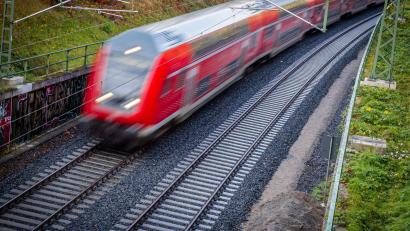 Symbolbild: Jens Büttner/dpa
Ohrenbach in der Oberpfalz? Die Bahn verlegt eine fränkische Raststätte in einen anderen Bezirk.
