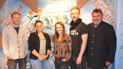 Bild: Kunz
Hoher Besuch im Neue-Welt-Kinocenter (von links): Regisseur Andreas Schmidbauer, Kinobetreiberin Lisa Lahm, Regisseurin Tanja Schmidbauer sowie die beiden Schauspieler David Zimmerschied und Peter Rappenglück.
