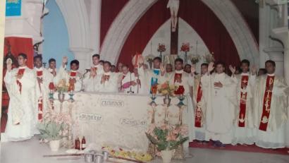 Archivbild: Arul/exb
Pfarrer Aruls (Vierter von links) Priesterweihe am 2. Mai 2005 mit seinen Mitbrüdern.
