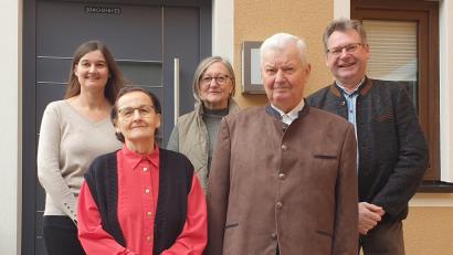 Bild: Diana Portner/exb
Michael Schlagenhaufer (85) aus Enzelsberg freut sich zusammen mit Ehefrau Angela und Tochter Diana über den Besuch von Bürgermeister Martin Prey und Seniorenbeauftragter Marianne Rath.