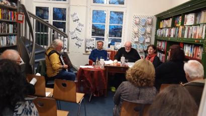 Bild: Buchhandlung St. Peter/exb
Die Gäste erlebten einen vergnüglichen Abend bei der Autorenlesung in der Buchhandlung St. Peter in Tirschenreuth.