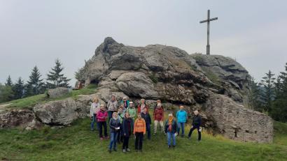 Bild: Angelika Vogl/exb
Die Teilnehmer beim Burgstall am Wildstein.