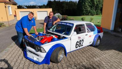 Bild: bsc
Das Motorsportfieber erfasste AC-Mitglied Robert Bauer (rechts), als er 18 Jahre wurde und den Führerschein in der Tasche hatte. Das leistungsstarke und auffällige Innenleben seines BMW 323i präsentiert er gerne auch AC-Vorsitzendem Stefan Schmalzreich (links).