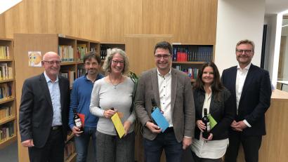 Bild: Armin Aichinger/exb
Oberstudiendirektor Anton Hochberger (links) mit den ausgeschiedenen Elternbeiratsmitgliedern (ab Zweiter von links) Michael Birner, Waltraud Frischholz, Armin Aichinger, Silvia Hauer-Kassner mit und neuem Vorsitzenden Johannes Zintl (rechts).