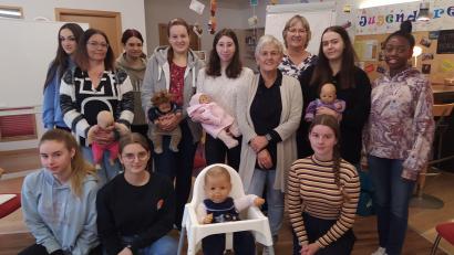Bild: Tina Kolb/exb
Zwölf Frauen haben den Babysitterkurs absolviert. Im Bild die Absolventinnen mit der Referentin Susanne Zölch (hinten Dritte von rechts) und der Gleichstellungsbeauftragten Helga Forster (vorne Dritte von rechts).