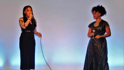 Bild: stg
Denise Lucia Aquino (l.) und Zodwa Selele: Zu zweit stimmten die „alte“ und die „neue" Deloris den Song „Fabelhaft Baby!“ aus dem Musical "Sister Act" an.