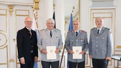 Bild: Regierung der Oberpfalz/Kammermeier/exb
Bei der Übergabe der Urkunden im Spiegelsaal der Regierung der Oberpfalz waren Regierungspräsident Walter Jonas, Oberst Alfred Rauscher, Oberstleutnant Thomas Lanz und Oberst Bernhard Brock (von links) dabei.