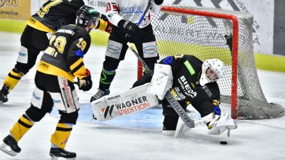 Archivbild: SignaLight
ERSC-Goalie Timon Bätge (rechts) gehört zu den Top-Torhütern der Eishockey-Bayernliga.