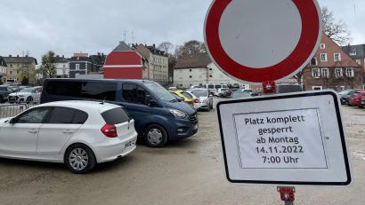 Bild: Bäumler/fph
Eine Woche lang fallen sämtliche Parkplätze im Winkelmarkt weg. Bis Ende Dezember steht zumindest ein kleine Fläche für die Autofahrer zur Verfügung.