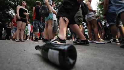 Symbolbild: Franziska Kraufmann/dpa
Wenn größere Mengen von Jugendlichen geballt an einem bestimmten Platz auftreten, sind Müll, Lärm, Vandalismus und Pöbeleien oft die Begleiterscheinung. Diese Erfahrung machte Amberg im Sommer mit dem Maltesergarten.