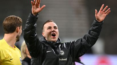 Bild: Arne Dedert/dpa
Na, da freut sich einer auf die WM! Mario Götze am Mittwochabend nach dem Sieg seiner Frakfurter gegen Hoffenheim.