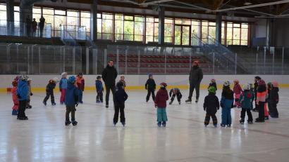 Bild: jr
Die beiden Übungsleiter Stephan Trolda (Mitte) und Armin Köhler versuchen in der Eissporthalle Mitterteich, den Kindern mit viel Einfühlungsvermögen das Eislaufen beizubringen.