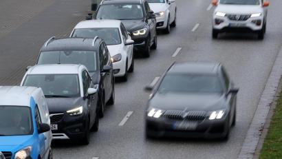 Archivbild: Bernd Wüstneck/dpa
Egal ob mit Auto, Rad, Bahn oder Bus: Die meisten Menschen pendeln zur Arbeit in einen anderen Ort.