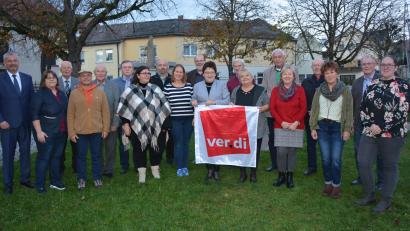 Bild: jr
Die Gewerkschaft Verdi dankte vielen Mitgliedern für ihre langjährige Treue. Dazu gratulierten Mit im Bild (von links) DGB-Regionssekretär Peter Hofmann und Festrednerin Eva Bösl sowie (von rechts) Verdi-Vorsitzende Verena Franz und Bürgermeister Max Bindl.