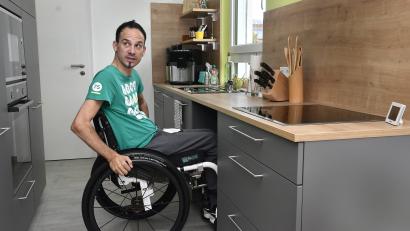 Bild: Petra Hartl
In der Küche kann sich Johannes Maier dank guter Planung selbst helfen.