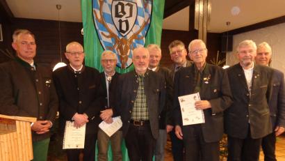 Bild: amö
Seit Jahrzehnten bilden sie Jungjäger aus: Vorsitzender Jürgen Donhauser (links) ehrte Franz Sedlmeier, Reinhard Reck, Herbert Krauthan, Alfred Bauer, Reinhold Dietl, Hubert Meier, Günther Hoffmann und Ekkehard Zink (von rechts).