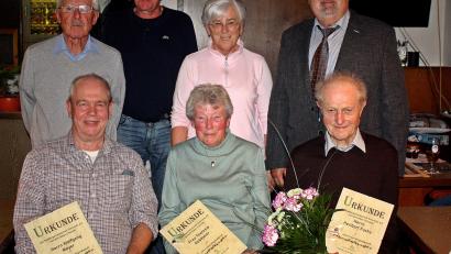 Bild: R. Kreuzer
Langjährige Mitglieder ehrt Vorsitzender Walther Piehler (hinten, rechts) in der Jahreshauptversammlung. Vorne, von links: Wolfgang Meyer, Theresia Dobmeier, Heribert Fuchs, dahinter der Vorstand.