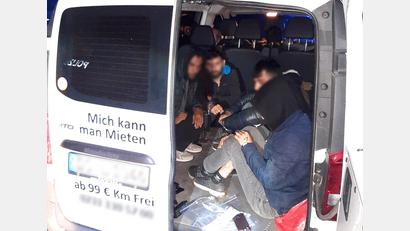 Bild: Bundespolizei Waidhaus
Das Bild entstand im September 2022 auf einem Rastplatz kurz hinter dem Grenzübergang Waidhaus. In dem Kastenwagen saßen laut Bundespolizei neu illegal Einreisende.