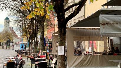 Bild: Gabi Schönberger
Segen für die Wirte oder Verschandelung der historischen Weidener Altstadt? Die Stimmung ist gespalten, wenn es um die Zelte auf dem Unteren Markt geht.