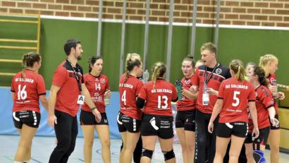 Archivbild: Hubert Ziegler
Trainer Martin Feldbauer (rechts) und Co-Trainer Sascha Wendt (links) vom HC Sulzbach stellen ihr Team ein. Die Sulzbacherinnen sind zu Gast bei der Bayernligareserrve der HG Zirndorf.
