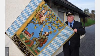 Bild: bö
Steht der 1920 gegründete Kriegerverein Adertshausen vor dem Aus? Mit ihm würde ein Stück Heimatgeschichte verschwinden. Auf der Vorderseite der Fahne sieht man Jesus mit seiner Mutter Maria und im Hintergrund die Wallfahrtskirche Stettkirchen. Im Vordergrund dankt ein Weltkriegsteilnehmer für seine gesunde Heimkehr.