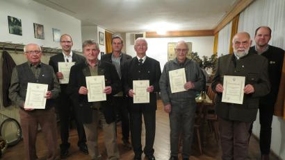 Bild: jzk
In Anerkennung ihrer langjährigen Verbandszugehörigkeit überreichte zweiter Vorstand Rainer Bayer (rechts) Richard Matt, Ely Eibisch, Josef Bertelshofer, Hubert Mühlhofer, Günther Schöffel, Josef Weyh und Dr. Wolfgang Schinner die Treuenadel des Bayerischen Jagdverbandes.