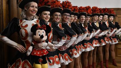 Bild: Petra Hartl
Getanzt haben sie noch nicht, aber sie sind bereit: 12 von insgesamt 17 Gardistinnen waren beim Faschingsauftakt am Freitag im Amberger Rathaus dabei.