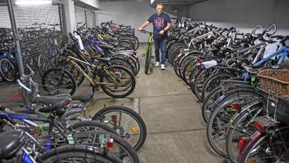 Bild: Gabi Schönberger
Es wird langsam Zeit, dass die Fundräder versteigert werden. Im Keller des Neuen Rathauses wird der Lagerplatz knapp.