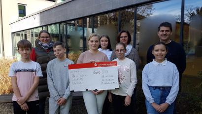 Bild: Jutta Brunner/exb
Die Schüler überreichen Dr. Stephanie Kuchlbauer die Spende.