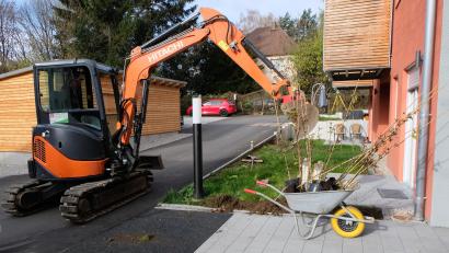 Bild: le
Mit den Bepflanzungsmaßnahmen im Wohnbereich des neuen Mietwohnhauses in Plankenhammer wird das 2.5-Millionen-Euro Projekt abgeschlossen.