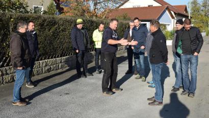 Bild: bnr
Das Blow-Patcher-Verfahren bietet deutliche Vorteile bei der Straßensanierung. Bauhofleiter Uwe Groß (Mittte)
zeigte dem Bauausschuss die Verbesserungen auf.
