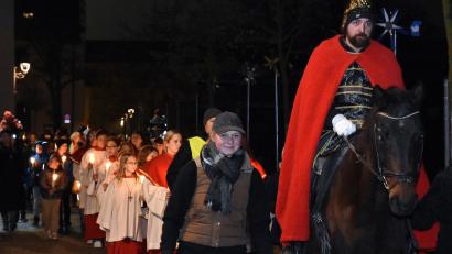 Bild: Stephan Huber
Die Amberger Pfarrei St. Martin feierte ihr Patrozinium und das Martinsfest mit einem Laternenzug durch Teile der Alstadt. Angeführt wurde er von einem reitenden Sankt Martin.