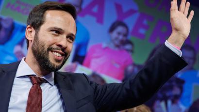 Bild: Daniel Karmann/dpa
Martin Hagen, Fraktionsvorsitzender der FDP im Bayerischen Landtag, steht beim Landesparteitag der FDP Bayern nach seiner Wahl zum Spitzenkandidaten zur Landtagswahl 2023 auf der Bühne.