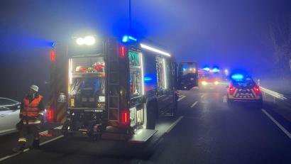 Bild: lei
Auf der B85 kam es am Freitagabend bei dichtem Nebel zu einem Unfall, bei dem zwei Personen leicht verletzt wurden.