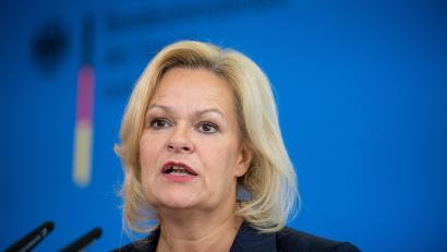 Bild: Michael Kappeler
Bundesinnenministerin Nancy Faeser (SPD) fordert ein Limit von 10.000 Euro bei Bargeldzahlungen.