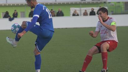 Bild: otr
Der Weidener Benjamin Werner verteidigt den Ballbesitz gegen Thomas Schieder von der SpVgg Vohenstrauß. Die U23 der SpVgg SV Weiden gewann ihr Heimspiel souverän mit 5:0.
