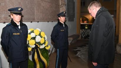 Bild: gf
Am Vorabend des Volkstrauertags legte Oberbürgermeister Michael Cerny (rechts) in Amberg am Kriegerdenkmal vor dem Rathaus einen Kranz nieder.