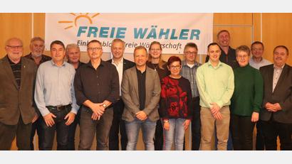 Bild: er
Die neue Vereinsführung der Wählergruppe „Einheitsblock – Freie Wählerschaft Vilseck“ (von links): Wilhelm Ertl, Willi Zinnbauer, Anton Trettenbach, Franz Zeilmann, Karl-Josef Ruppert, Vorsitzender Thorsten Grädler, FW-Landtagskandidat Bernhard Heinisch, Lisa Dotzler, Herta Grollmisch, Georg Burger, Jörg Trettenbach, Benno Engelhardt, Monika Krieger, Helmut Schwindl und Kreisfraktionssprecher Peter Dotzler.