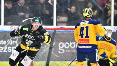 Bild: SignaLight-AP
Der Amberger Lukas Salinger (links) schreit nach seinem Treffer zum 2:2-Ausgleich seine Freude heraus, während die Geretsrieder Josef Reiter (Mitte) und Tormann Maximilian Freytag konsterniert sind.