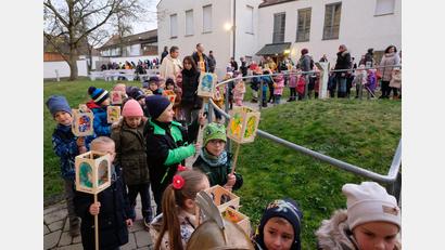 Bild: le
Ein langer, bunter Martinszug ging mit Pfarrer Max Früchtl vom Kindergarten in Gotteshaus zur Martinsfeier.