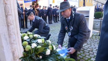 Bild: bey
Oberleutnant Martin Gläser und Bürgermeister Rainer Rewitzer (von links) legen nach ihren Ansprachen am Kriegerdenkmal Kränze nieder.