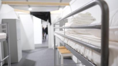 Symbolbild: Sebastian Willnow
Der 30-Jährige trug Schnittverletzungen am Hals davon.